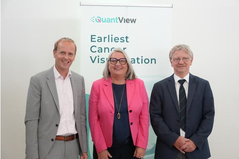 Science Minister Dorit Stenke visited the start-up QuantView to mark the signing of the contract. In the picture (from left to right): Dr. Stefan Kloth, Dr. Dorit Stenke, Professor Rainer Herges. | Copyright: Kai-Ole Nissen / MBWFK