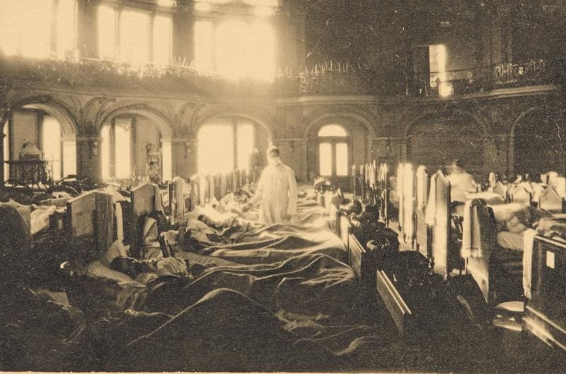 Emergency hospital in the Zurich Tonhalle during the so-called "Spanish flu" in November 1918 | Copyright: Swiss National Museum, inventory number LM-102737.46