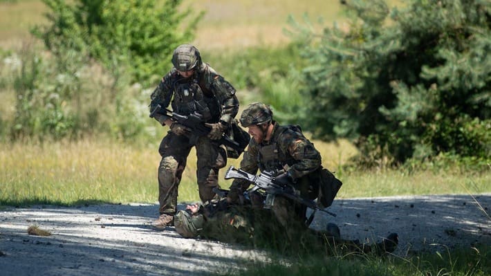Attack by drone: The comrades immediately provide first aid to the wounded person and try to bring him to a safe place. Credits: Bundeswehr Support Area - Press and Information Centre Photographer: Patrick Grüterich