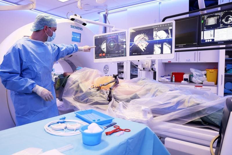 PD Dr. Ingo Einspieler shows how the needle electrodes are placed for tumor treatment using AI support | Source: Vincent Schmucker | Copyright: UKR