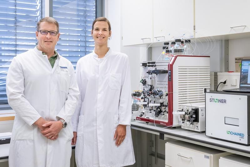 Prof. Patrick Most and Dr. Julia Ritterhoff (from left) in front of the new equipment of the experimental production unit for gene therapies of the heart, the establishment and operation of which is funded by the Dietmar Hopp Foundation with 1.2 million euros. | Copyright: Heidelberg University Hospital   