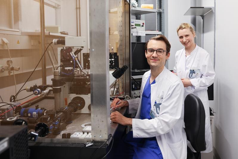 Priv.-Doz. Dr. Felix Wiedmann, Senior Physician of the Clinic for Cardiology and Pneumology at the University Medical Center Göttingen (UMG), and Prof. Dr. Constanze Schmidt, Director of the Clinic for Cardiology and Pneumology at the UMG, in the research laboratory. | Copyright: umg/eva meyer-besting