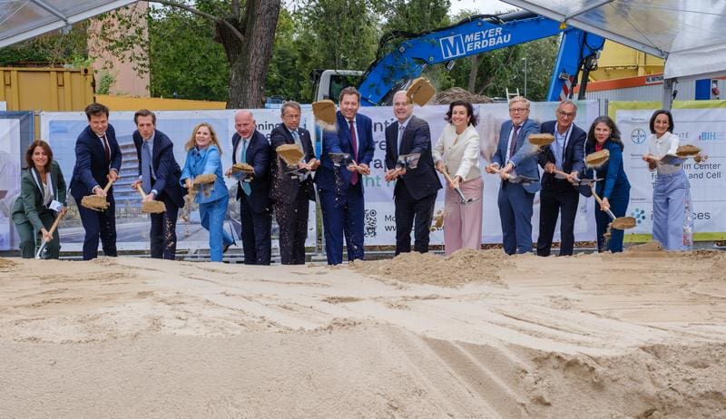 Representatives from politics, business and science at the groundbreaking ceremony for the BC GCT | Source: Norbert Ittermann | Copyright: Bayer &amp; Charité | Norbert Ittermann  
