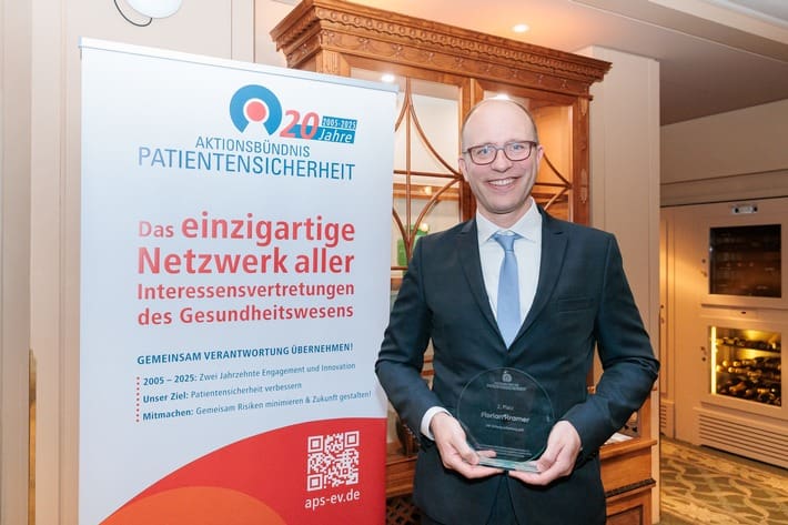 Great joy about the 2nd place at the German Prize for Patient Safety: Florian Kramer, Head of Safety Management DRF Luftrettung. Image rights: APS Photographer: William Veder
