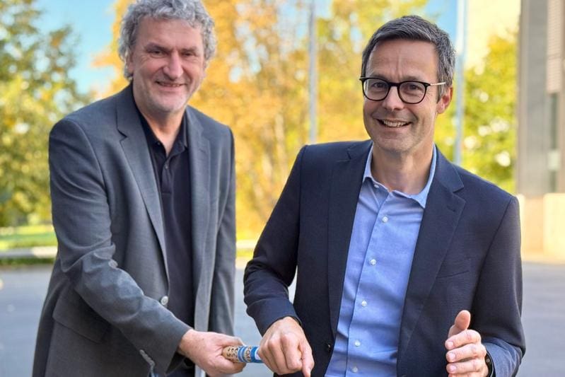 New President in office: Professor Markus Gosch (left) passes the baton to his successor Professor Michael Denkinger. | Source: Torben Brinkema