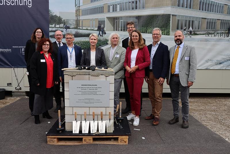 From left to right: Prof. Agnes Flöel, Prof. Katharina Riedel, Christian Pegel, Prof. Fabian Leendertz, Manuela Schwesig, Prof. Josef Penninger, Christian Scherf, Bettina Martin, Dr. Stefan Fassbinder and Prof. Sascha Knauf | Source: Magdalena Wlodarz | Copyright: HIOH/Magdalena Wlodarz