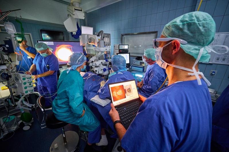 Implantation of an electronic retinal chip in the eye clinic of the UKB by Prof. Frank Holz | Source: J. F. Saba | Copyright: University Hospital Bonn (UKB)