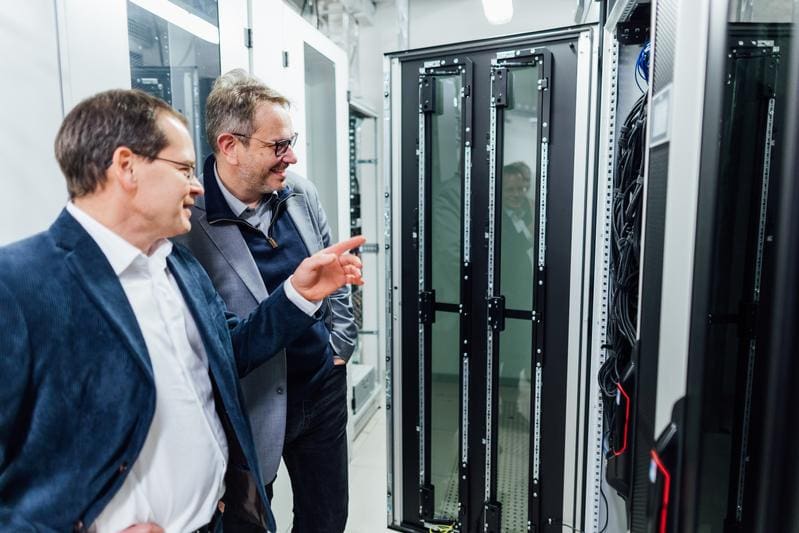 Prof. Dr. Jens Meiler (right) and Prof. Dr. Christian Mayr examine the new AI-chip-controlled system at Leipzig University. | Source: Christian Hüller | Copyright: University of Leipzig