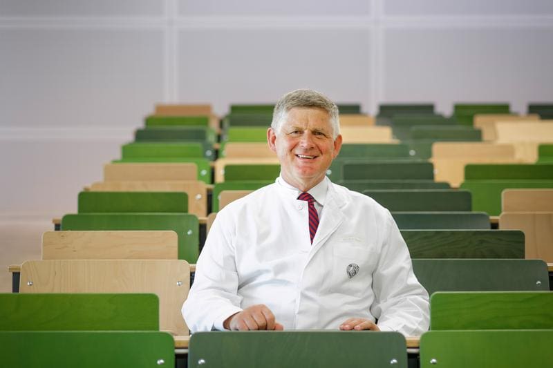 For his research for a better therapy of leukemia, the Jena hematologist and oncologist Prof. Dr. Andreas Hochhaus would be awarded the Thuringian Research Award 2025 in the category of applied research. | Source: Anna Schroll | Copyright: Jena University Hospital