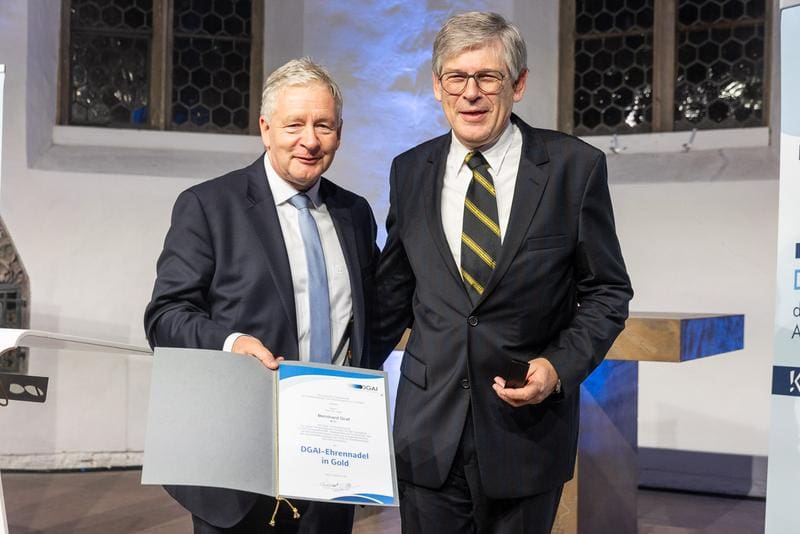 DGAI President Prof. Dr. Gernot Marx (left) presents Prof. Dr. Bernhard Graf with the Golden Badge of Honour. | Copyright: © bmf-foto/dgai