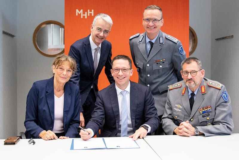 Professor Denise Hilfiker-Kleiner, Professor Frank Lammert, Minister of Science Falko Mohrs, Colonel Dr. Christian Zechel and General Staff Physician Dr. Johannes Backus. | Source: Karin Kaiser | Copyright: Karin Kaiser/MHH