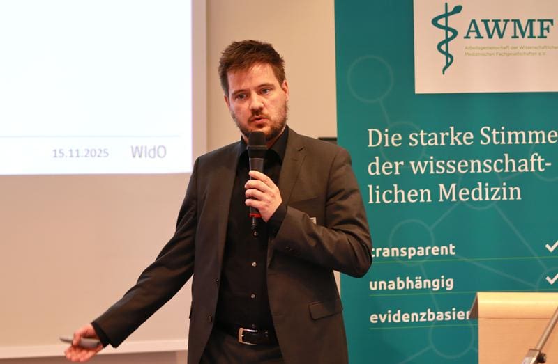 Dr. Robert Messerle during his lecture on hospital reform and outpatient care at the AWMF | Source: Katharina Lenz/AWMF