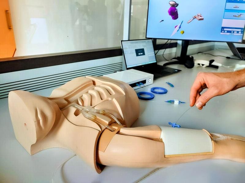 Demonstration of the fiber probe designed for use in the OR. | Copyright: © Fraunhofer IOF   