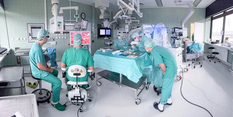 View into the operating room: The microsurgical robotic system is being used for the first time in vascular surgery. | Copyright: UKSH   