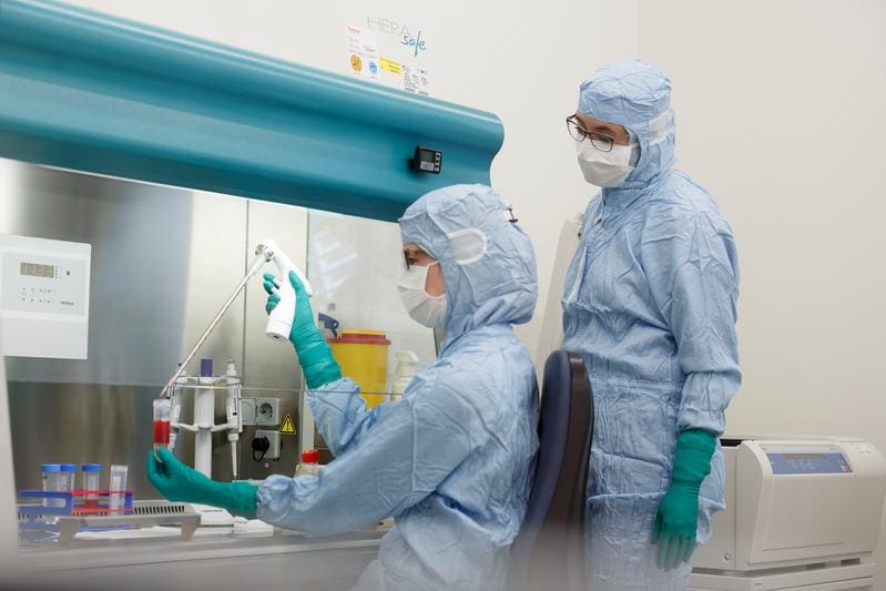 In the GMP ("Good Manufacturing Practice") laboratory of the UKHD, the genetically modified cells can be produced in a quality-assured manner in accordance with the requirements of the Medicines Act and EU-wide guidelines. | Copyright: Heidelberg University Hospital 