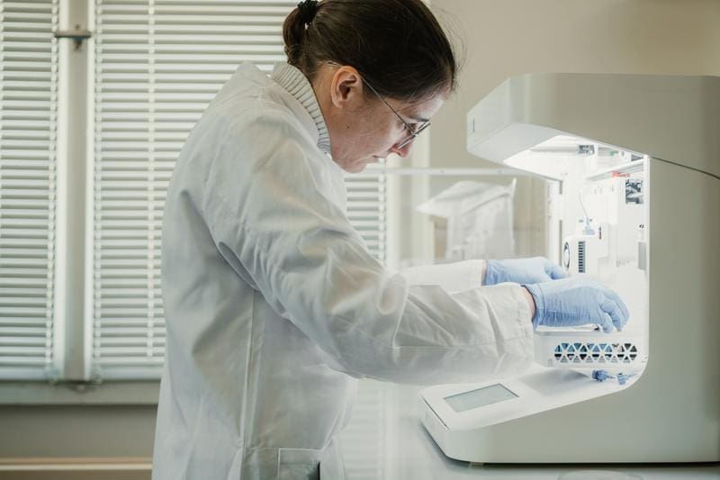 Research for the benefit of patients at Charité. | Copyright: © Charité l Janine Oswald 