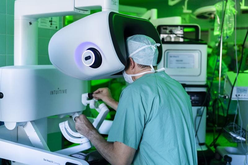 Prof. Roland Croner operates with the latest Da Vinci surgical robotic system at the UMMD. | Source: University Medical Center Magdeburg | Copyright: Sarah Kossmann
