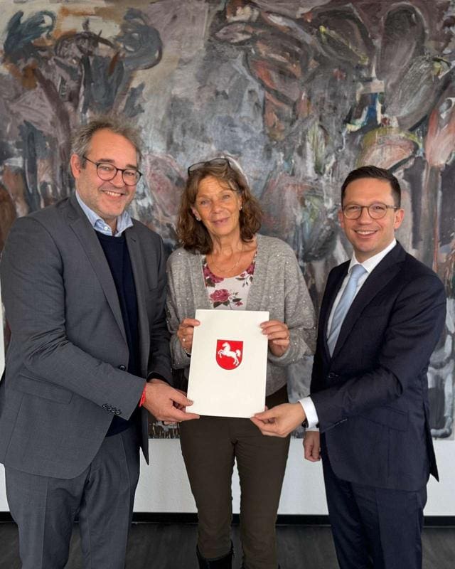Successful model continues: Minister of Science Falko Mohrs (right) presents the certificate for the extension of the HannibaL model course of study to MHH President Professor Denise Hilfiker-Kleiner and MHH Dean of Studies Professor Christian Mühlfeld. | Copyright: MWK/Daniel Voigt.