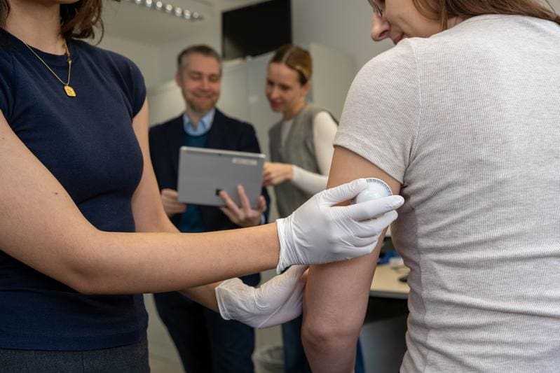 Using a glucose sensor on the upper arm, the researchers continuously collected data on glucose progression – the basis for making connections between blood sugar, hunger and mood visible in everyday life. | Source: A. Winkler | Copyright: University Hospital Bonn (UKB)