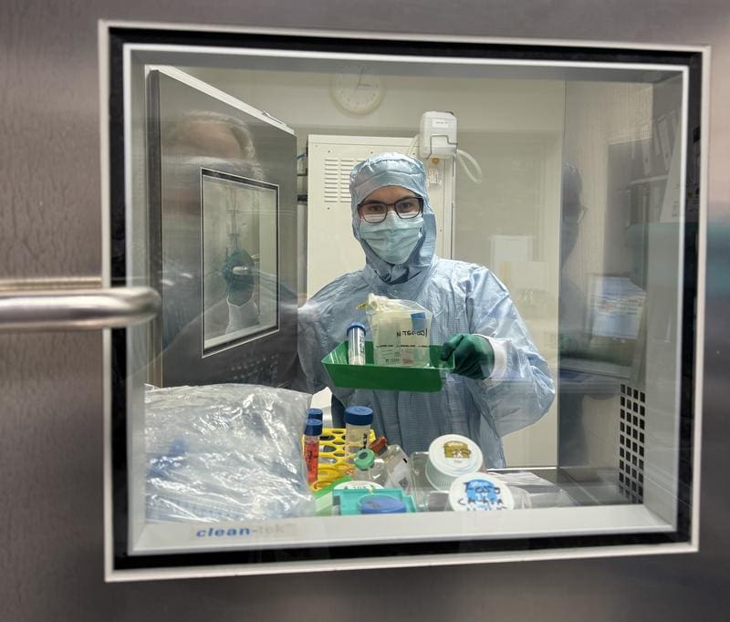 Technical employee Eva-Maria-Kaindl hands over the cartilage transplant in the clean room of the children's hospital. | Source: Kirstin Linkamp | Copyright: FM