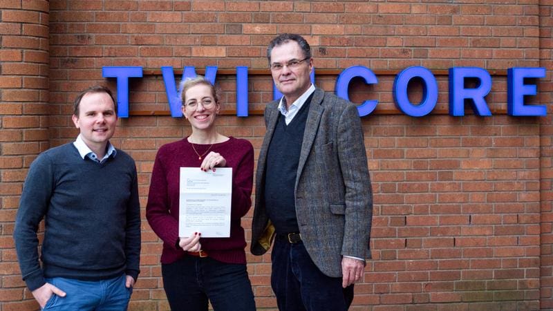 Prof. Dr. Yannic Bartsch, Dr. Dr. Theresa Graalmann and Prof. Dr. Ulrich Kalinke (from left) with the funding commitment for the PREDICT-CTD project | Source: © TWINCORE/Grabowski  