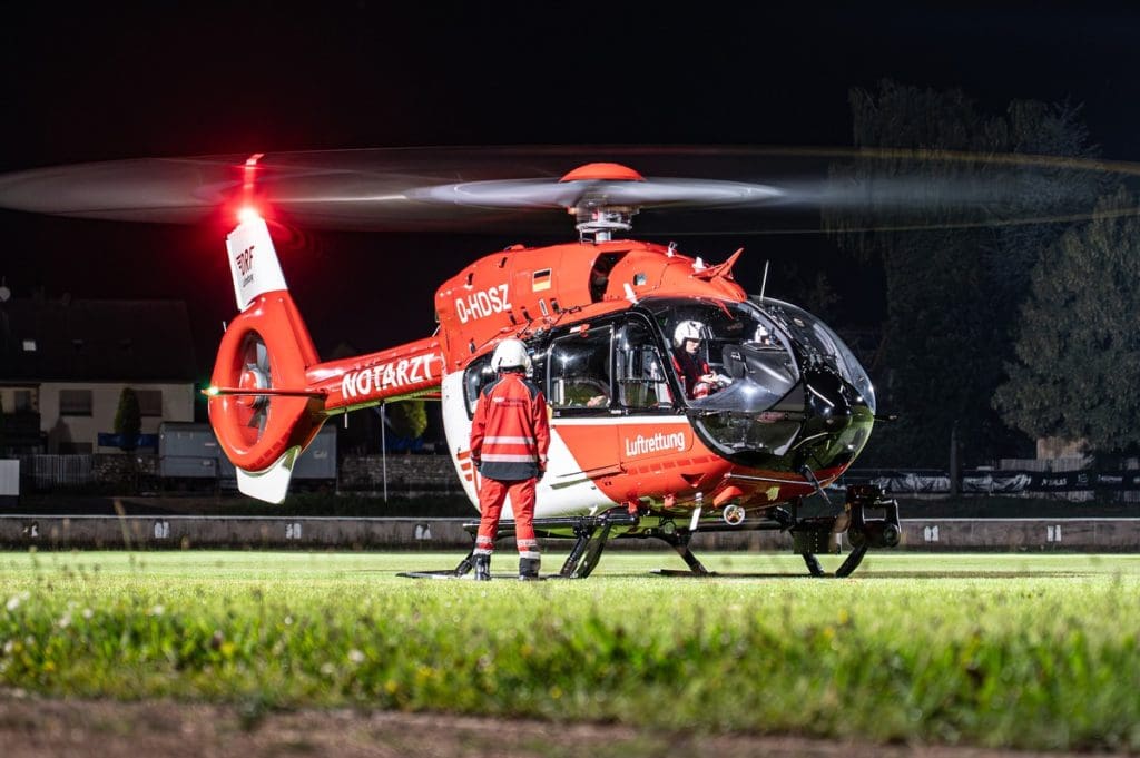 DRF Luftrettung carried out a total of 36,407 missions in 2025 and calls for the needs-based expansion of air rescue in the dark that does justice to social life. Credits: DLR
