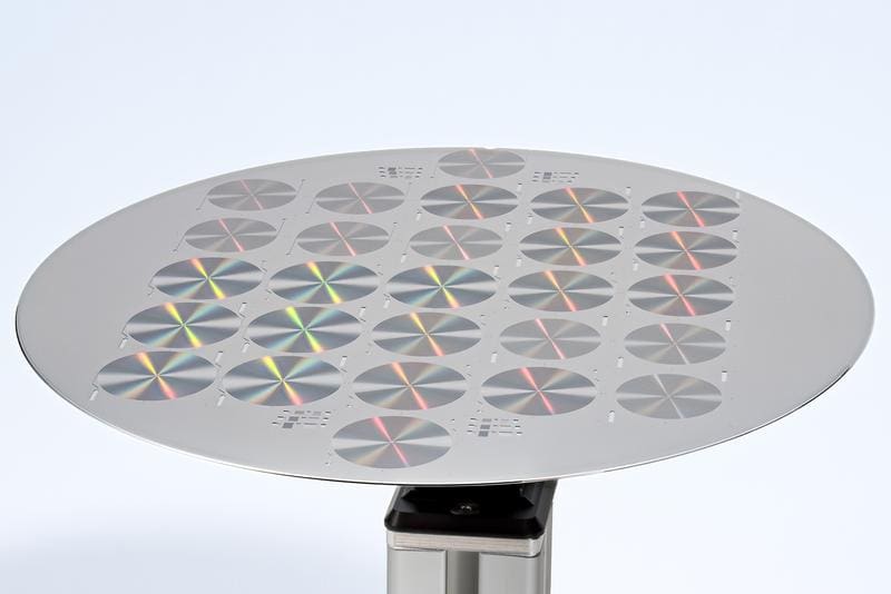 Micro gas chromatography columns (μ-GC columns) etched into a 200 mm silicon wafer. | Copyright: © Fraunhofer IPMS