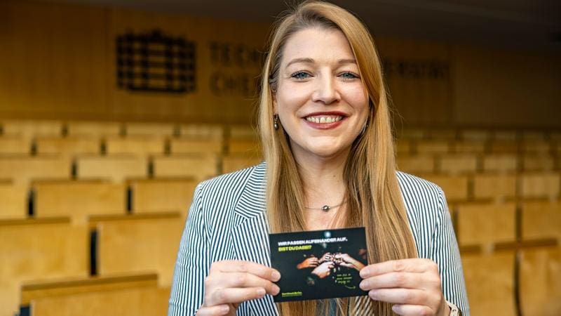 Jun.- Prof. Dr. Charlotte Förster presents the motif of the Edgar Freecard campaign for the dissemination of the knockout drop study by free postcard. | Source: Photo: Jacob Müller