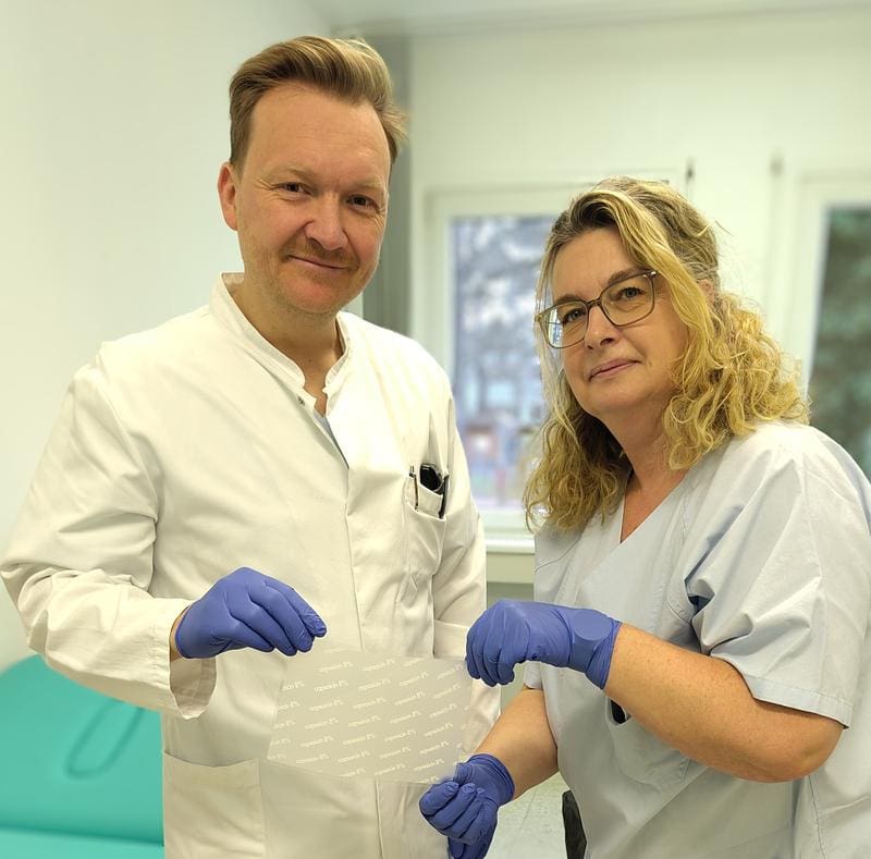 Dr. Stefan Scheike and Manuela Boldt, nurses, show the patch with which the chili active ingredient is used for pain patients. | Source: private | Copyright: UKL