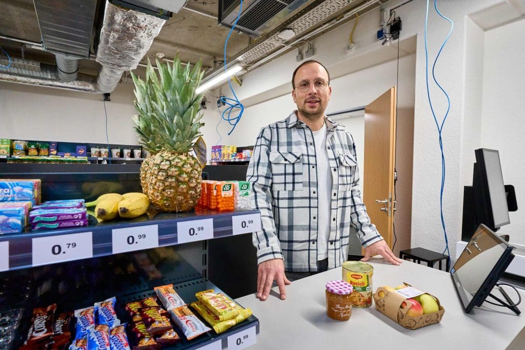 Junior-Prof. Dr. Dominic Lemken in the new laboratory supermarket of the University of Bonn: Fruit near the checkout room is bought about a third more often than at other corners of the store. Photo: Gregor Hübl/University of Bonn  