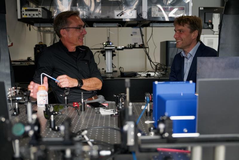Prof. Jürgen Popp (left), Scientific Director of the Leibniz Institute of Photonic Technology and Director of the Institute of Physical Chemistry at the University of Jena, with Dr. Tobias Meyer-Zedler from Leibniz-IPHT. | Source: Sven Döring | Copyright: Leibniz-IPHT 