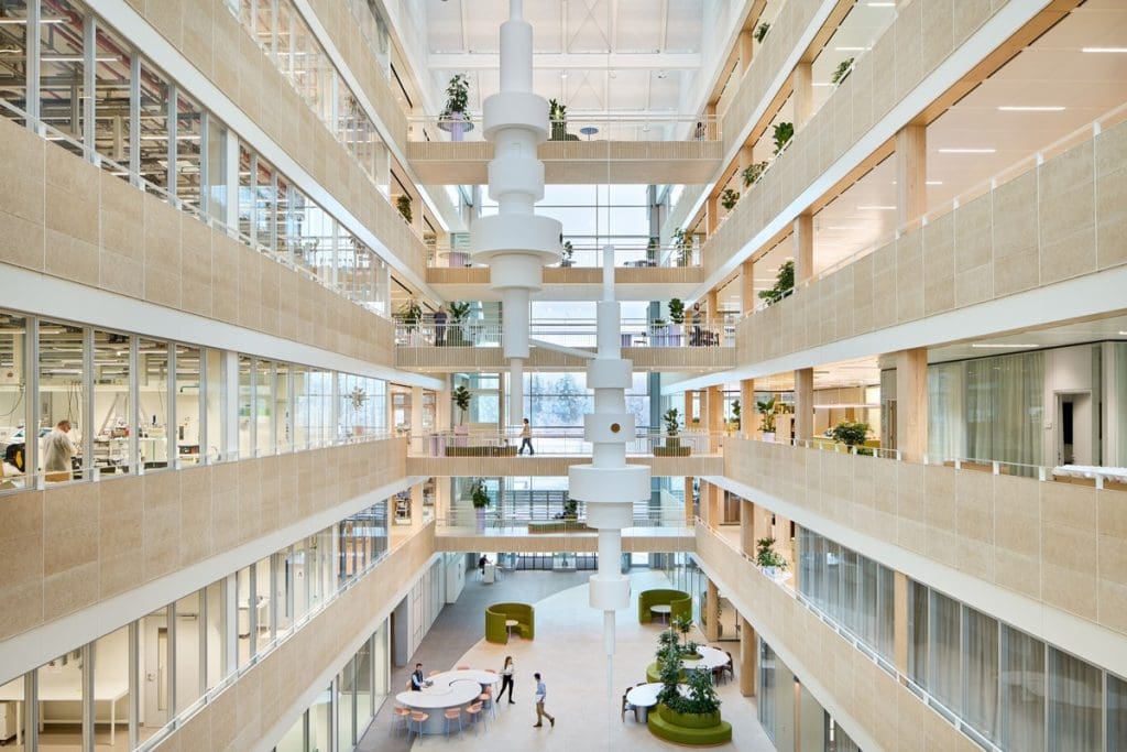 Atrium of the Roche Diagnostics Innovation Center in Penzberg: Bright, open structures, short distances and connecting bridges promote cross-departmental exchange. A space-defining work of art that spans all levels underlines the character of the building. Credits: Roche Diagnostics GmbH  