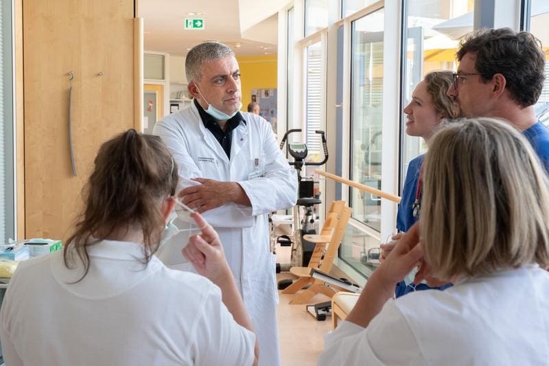 Prof. Denis Schewe with colleagues during the rounds in pediatric oncology. | Copyright: Michael Kretzschmar 