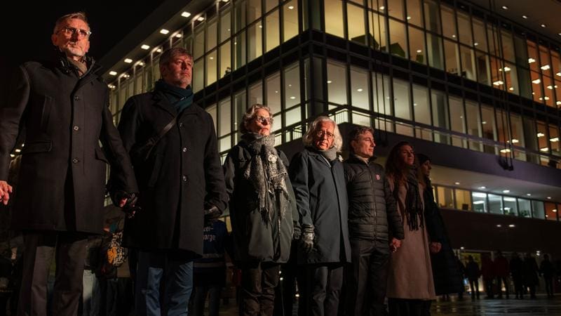"Taking a stand – every day": TUD Rector Prof.in Ursula M. Staudinger joins the human chain at the Kulturpalast together with Minister of State Armin Schuster (left). | Source: Sven Ellger | Copyright: Sven Ellger / TU Dresden