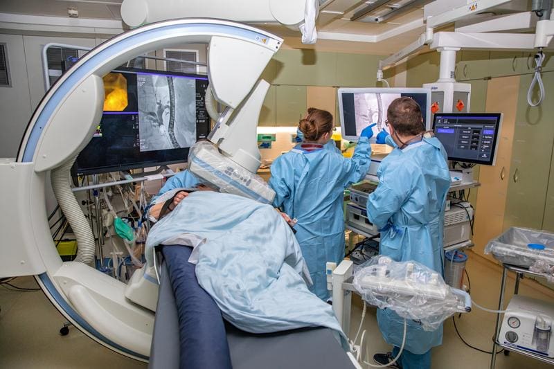 During a bile duct endoscopy: Dr. Friederike Klein and Prof. Dr. Benjamin Heidrich discuss on the screen what they can see endoscopically during the examination of the patient. | Copyright: Karin Kaiser/MHH