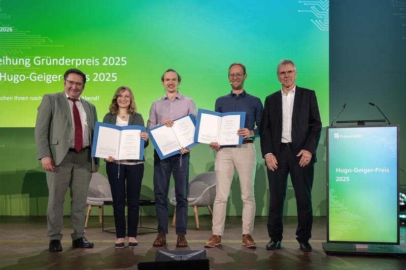 The award winners with the Bavarian State Secretary for Economic Affairs Tobias Gotthardt (left) and the President of the Fraunhofer-Gesellschaft Holger Hanselka (right). | Source: Markus Jürgens | Copyright: Fraunhofer 