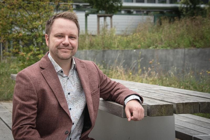 Daniel Lauster is leading the research work on the joint project for pandemic prevention "ONEMuc - Respiratory Mucus as a One Health Interface" at the FU. | Source: Marion Kuka 