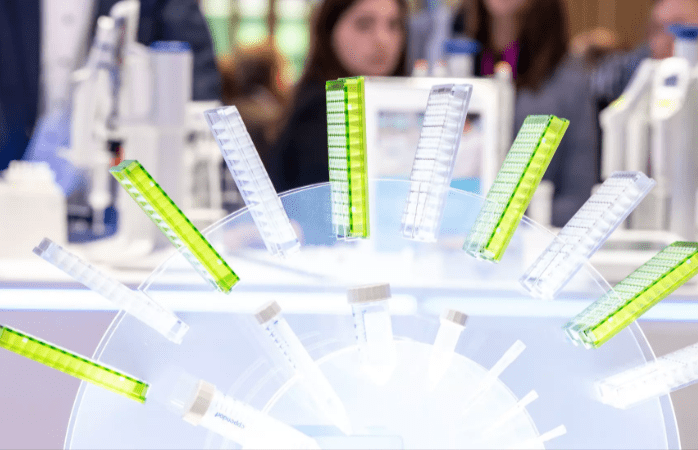 At analytica, exhibitors will present their solutions for the green laboratory - such as tubes made of bio-based plastic. © Messe München GmbH
