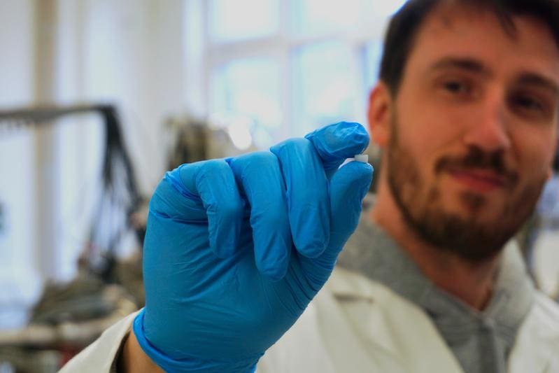 Cotton-like and light as a feather: On such an aerohydrogel, human brain cells can network in the laboratory and exchange signals. | Copyright: Christina Anders, Kiel University   