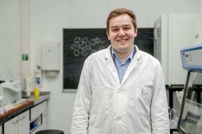 Johannes Karges researches drugs that kill tumor cells. | Copyright: © RUB, Marquard