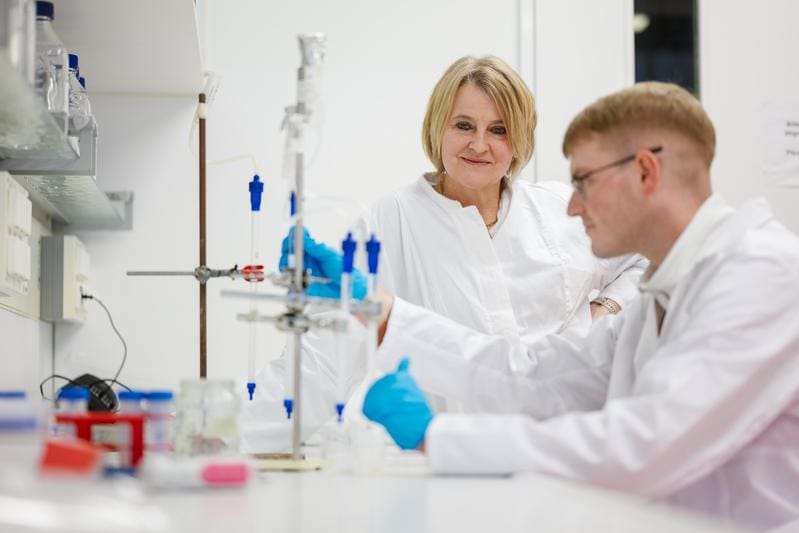 Professor Alexandra K. Kiemer and her team are researching to better understand the role of the protein IMP2. The aim is to exploit cancer vulnerabilities for new therapeutic strategies. | Source: Photo: Oliver Dietze | Copyright: Saarland University  