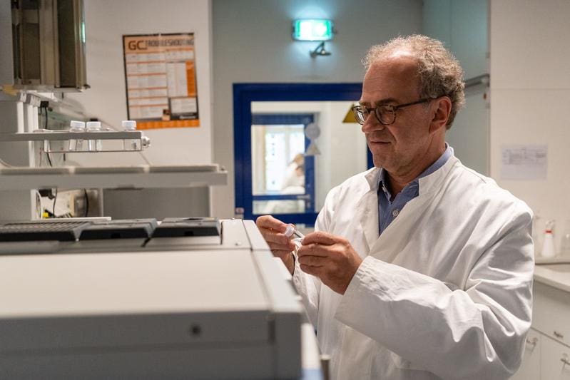 Professor Klaus Kümmerer in the laboratory | Source: Patrizia Jäger | Copyright: Leuphana/Patrizia Jäger  