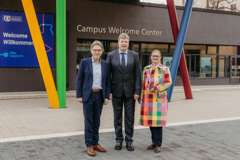 The Rector of the University of Magdeburg, Prof. Dr.-Ing. Jens Strackeljan, the Dean of the Faculty of Medicine, Prof. Dr. Daniela Dieterich, and the Head of the Institute of Clinical Immunology and Cell Therapeutics, Prof. Dr. med. Stephan Fricke. | Source: Jana Dünnhaupt | Copyright: University of Magdeburg