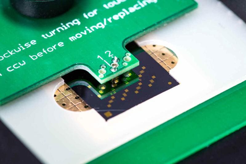 Passive sampler for semi-automated measurement as of the start of the project. This prober is to be expanded with measuring electronics and software so that material evaluations can be carried out easily and automatically. | Source: Sven Döring | Copyright: Fraunhofer IPMS  