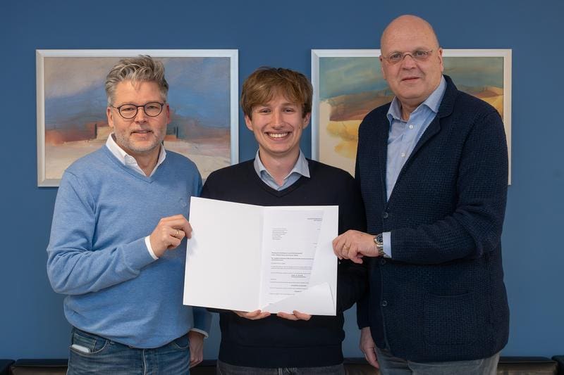 Prof. Philipp Ströbel, Director of the Institute of Pathology at the UMG, Pedro Gebhardt Apalategui, medical student at the UMG, and Prof. Wolfgang Brück, Spokesman of the Board and Dean of the Medical Faculty of the UMG (from left to right). | Copyright: umg/swen pförtner   