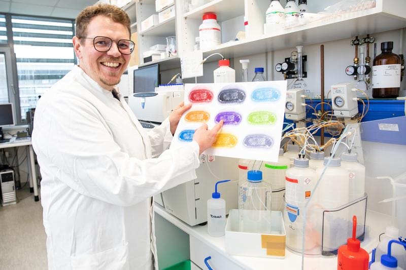 Researching the diversity of bacterial sugar shells: Biochemist Dr. Timm Fiebig | Copyright: Karin Kaiser/MHH