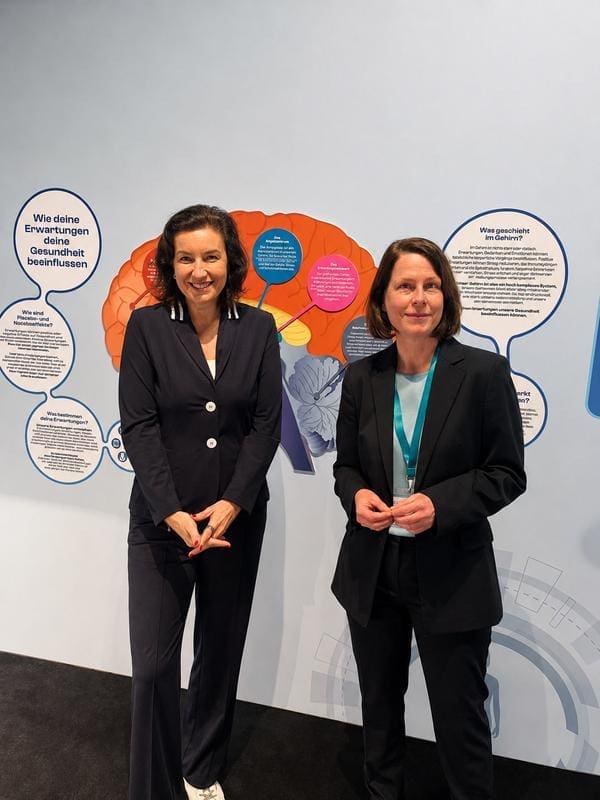 Dorothee Bär, Federal Minister for Research, Technology and Space, has Prof. Ulrike Bingel from the University Medical Center Essen explain the body's own pharmacy to her | Copyright: © SFB 289
