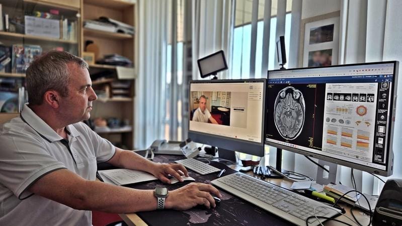 Prof. Tjalf Ziemssen in preparation for a telemedical consultation | Copyright: UKDD