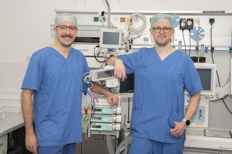 Reducing the ecological footprint of anesthesia: (from left) Dr. Pascal Siegert and Dr. Florian Windler are researching a strategy to combat increased propofol waste in the operating room. | Source: R. Müller | Copyright: University Hospital Bonn