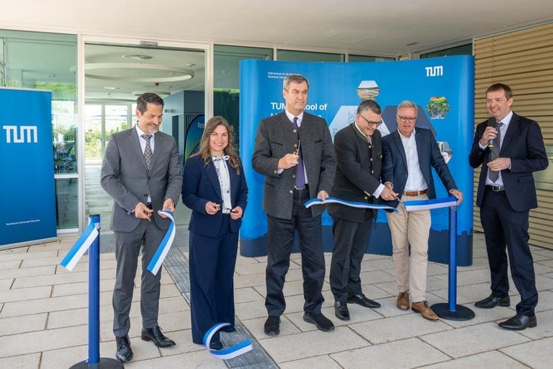 Thomas Hofmann (President of TUM), Monika Schwind (Mayor of the City of Freising), Markus Söder (Bavarian Prime Minister), Florian Herrmann (Minister of State for Federal Affairs and Media), Martin Klingenspor (Dean) and Dietmar Zehn. | Source: Astrid Eckert / TUM | Copyright: Astrid Eckert, TU Munich 